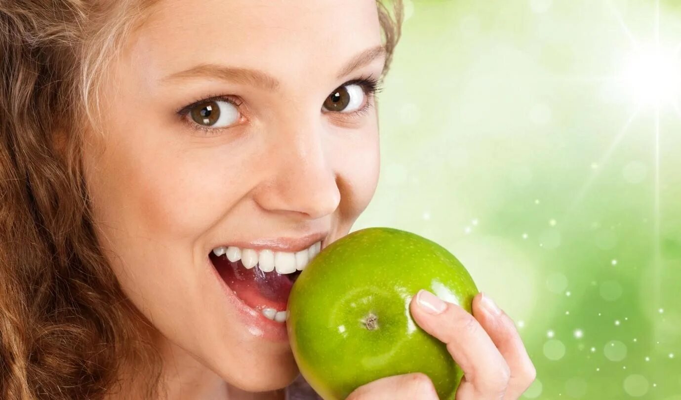 Обгрызенное яблоко как правильно. Яблоко с улыбкой. Женщина с яблоком улыбка. Здоровье зубов. Яблоко для зубов подростка.