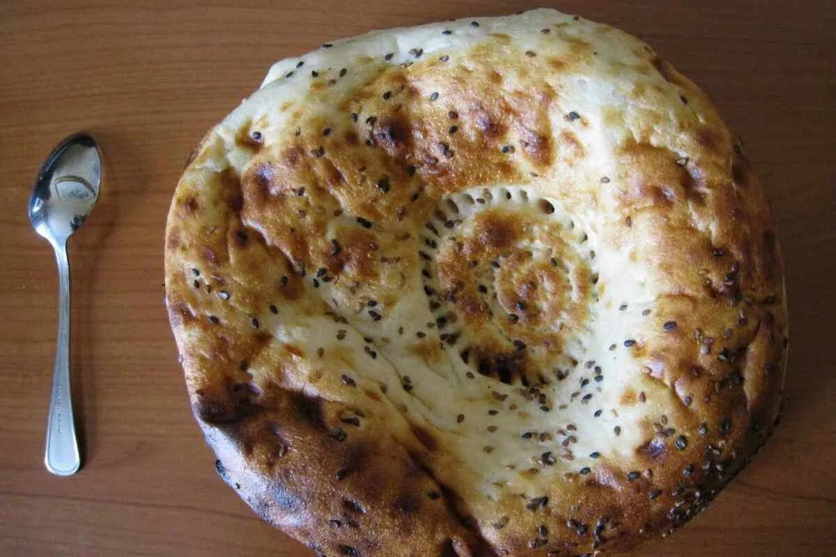 узбекская лепешка с сыром. лепешка с кунжутом в духовке. пита лепешка. узбекские лепешки на дрожжах. патир самаркандский.