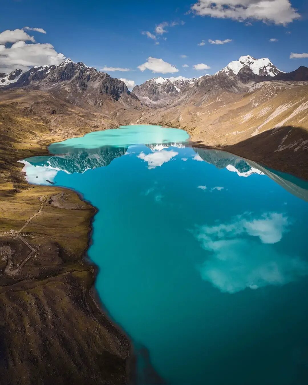 Анды озеро. Аргентина анды патагония. Горы торрес дель пайне. Национальный парк торрес-дель-пайне чили. Андийское озеро.