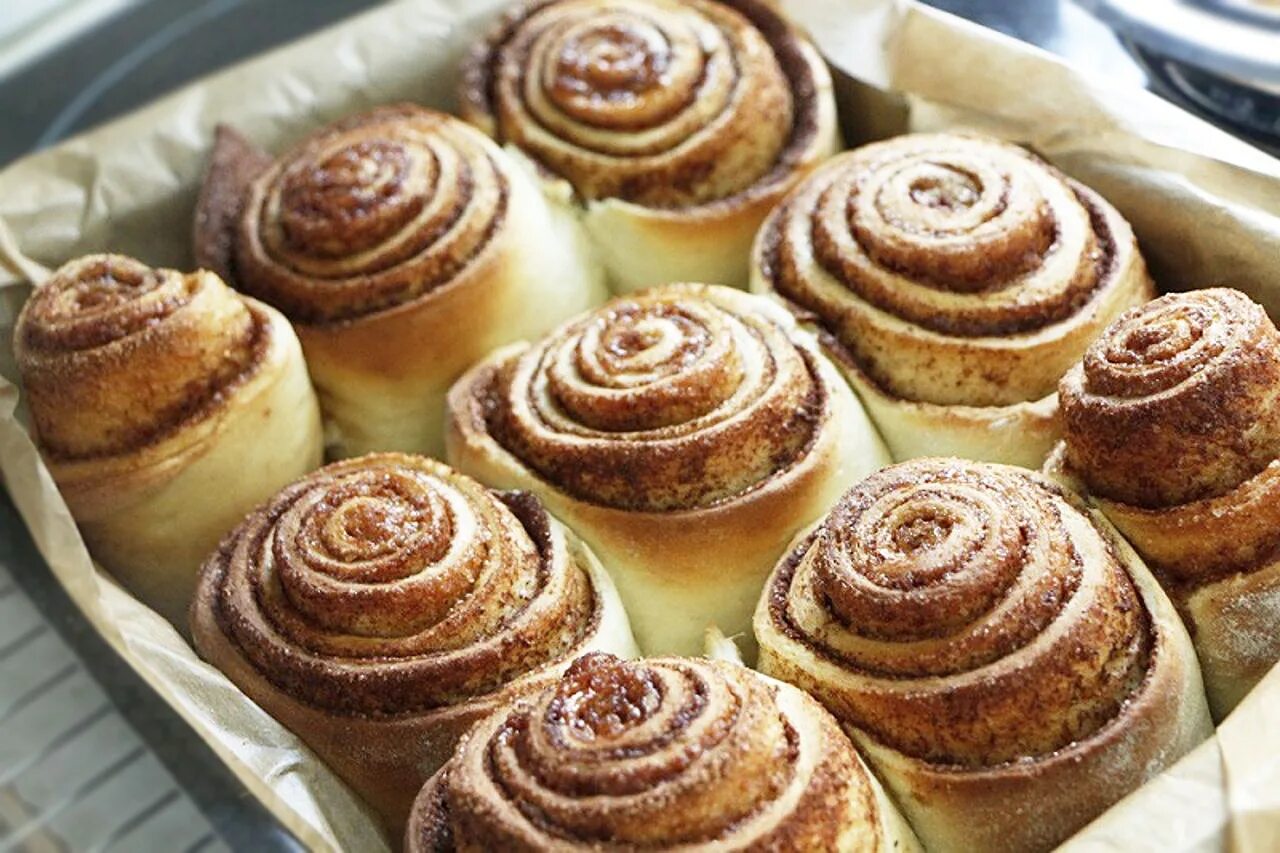 Синнабон булочки с корицей. Cinnabon булочки с корицей. Гонабон будочки с корицей. Улитка синабон. Булочка б