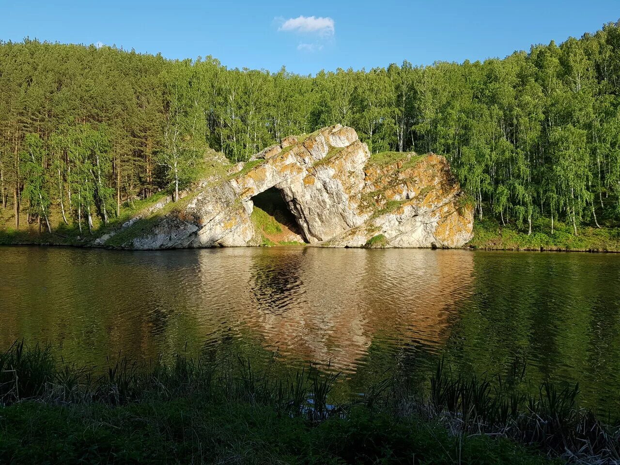 Природные места свердловской области. Скала каменные ворота Каменск-Уральский. Урал Каменск Уральский каменные ворота. Скалы на Исети Каменск Уральский. Скала каменные ворота Свердловская область.