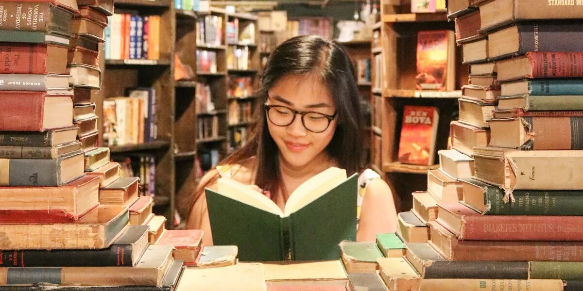 She to read many books. She to read many books