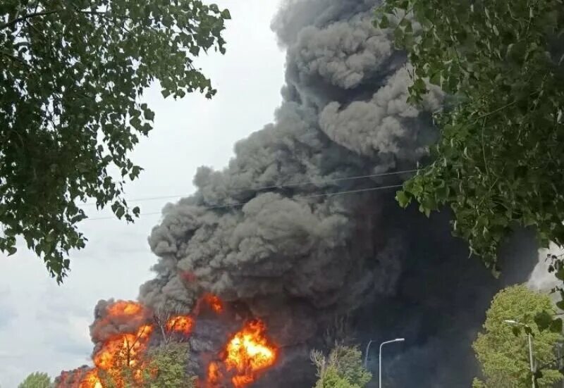 Каменка ачинский район взрывы. Взорви село. Взорви село. Горящий дом в деревне. Взрыв в деревне.