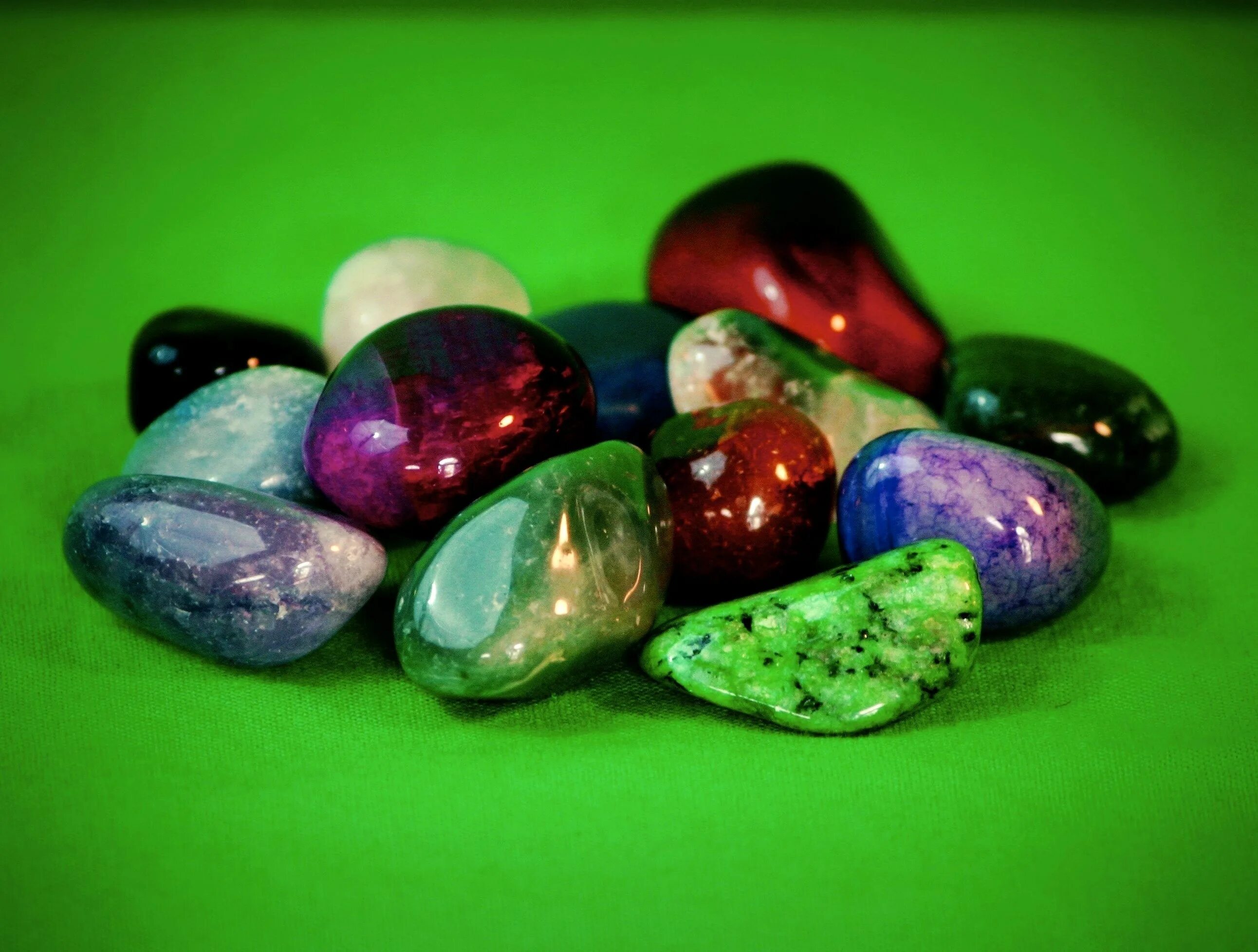 Какие камни дарить. Самоцветы драгоценные камни. Самоцветы поделочные камни. Разноцветный полудрагоценный камень. Красивые камушки.