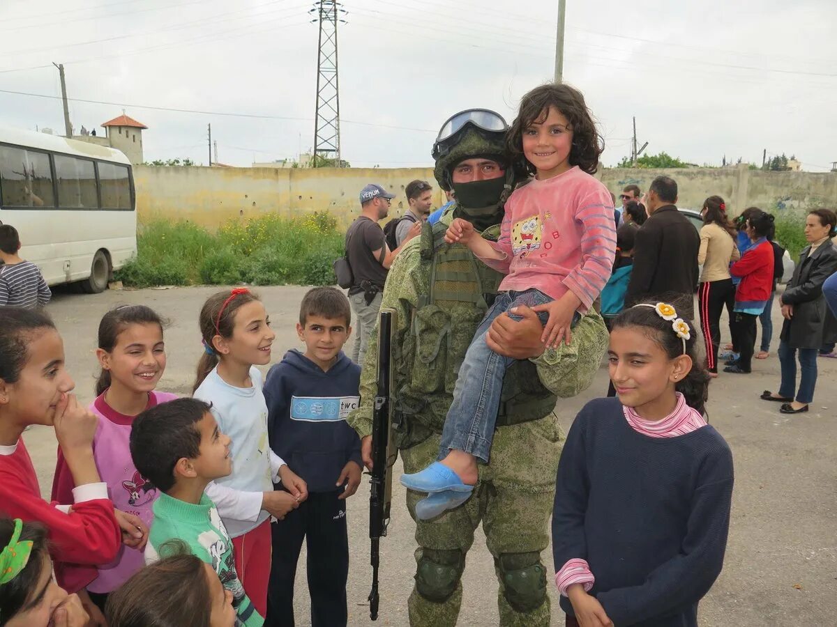 Дети россии дети сирии. Сирийские дети и русские солдаты. Российские военные и сирийские дети. Дети Сирии и российские солдаты. Русский солдат в Сирии с ребенком.