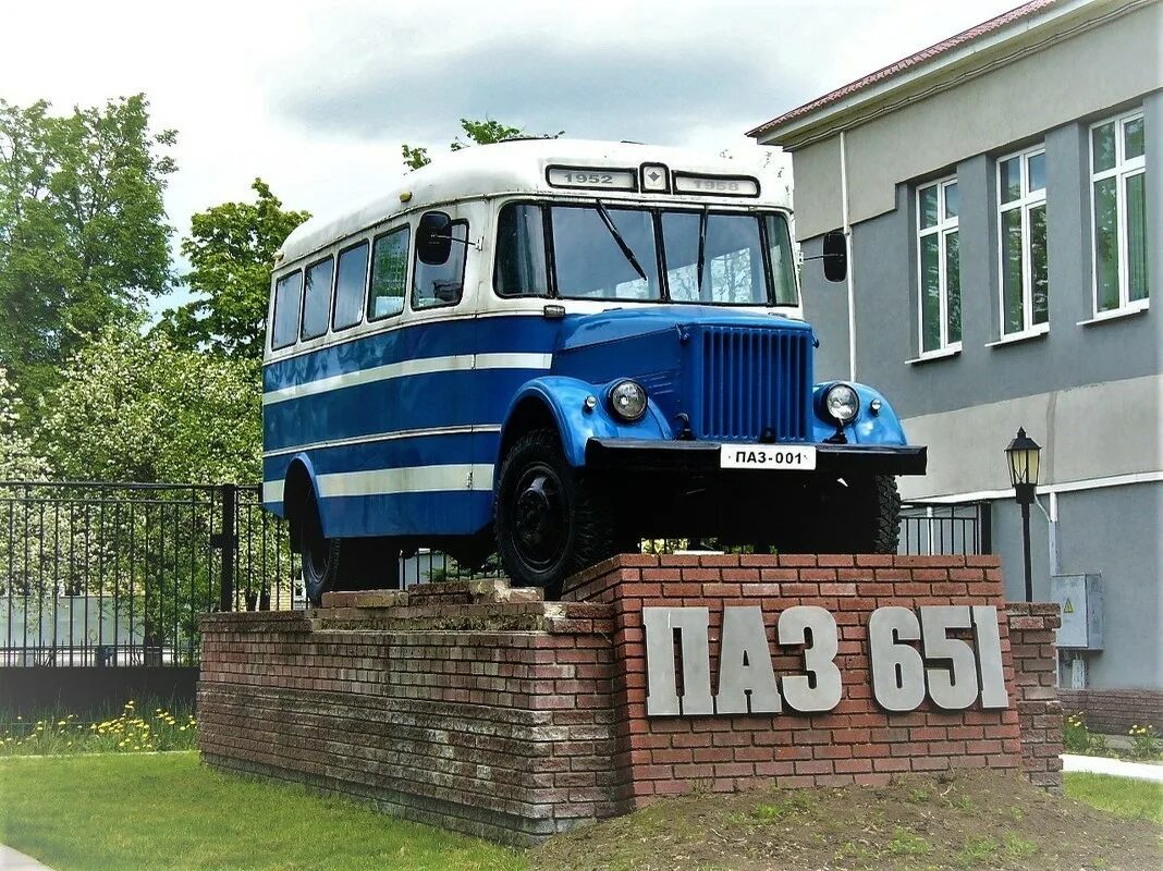 Первый автобус нижний. ПАЗ 651. ПАЗ 651 статуя в Павлово. Завод ПАЗ В Павлово. Павлово на Оке завод ПАЗ.