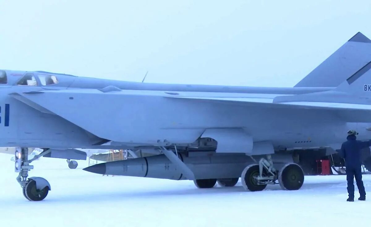 Миг-31 с кинжалом. Гиперзвуковая аэробаллистическая ракета. Гиперзвуковом комплексе кинжал. Гиперзвуковом комплексе кинжал. Кинжал ракета гиперзвуковая.