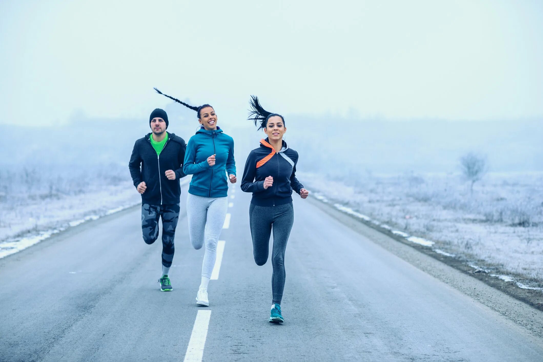 Dont running. Бегущий человек зимой. Пробежка зимой. Бег зима. Люди бегут зима.