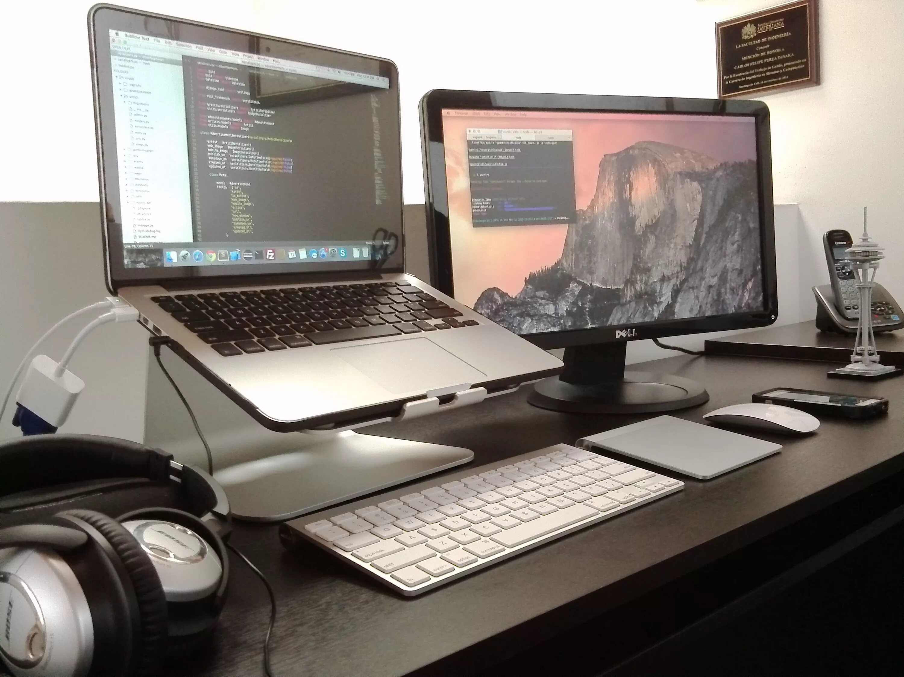 Macbook как второй монитор. Монитор ноутбука. ноутбук с монитором и клавиатурой. рабочее место с ноутбуком. рабочее место с ноутбуком и монитором.