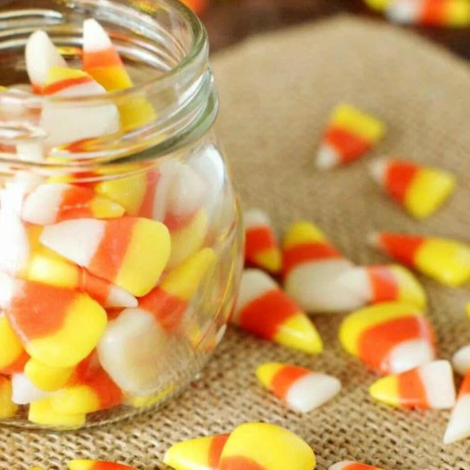 Candy corn. Кэнди Корн. Конфеты Кэнди Корн. Кэнди Корн Хэллоуин. Candy Corn Хэллоуин.