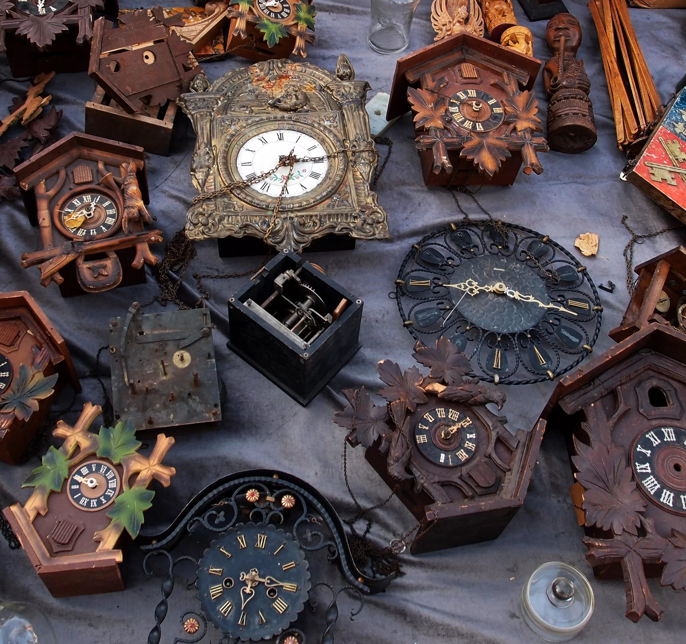 Часы разных форм. Часы с блошиного рынка. Старинные часы. Старинные вещи. Красивые старинные вещи.