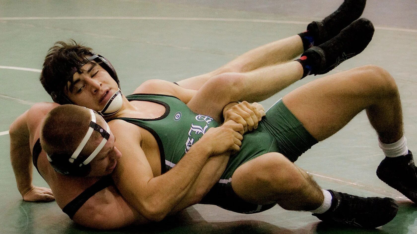 Любимый вид спорта борьба на полотенцах. Борьба boy bulge. Wrestling парень. Молодые парни в Реслинге. Spladle в борьбе.