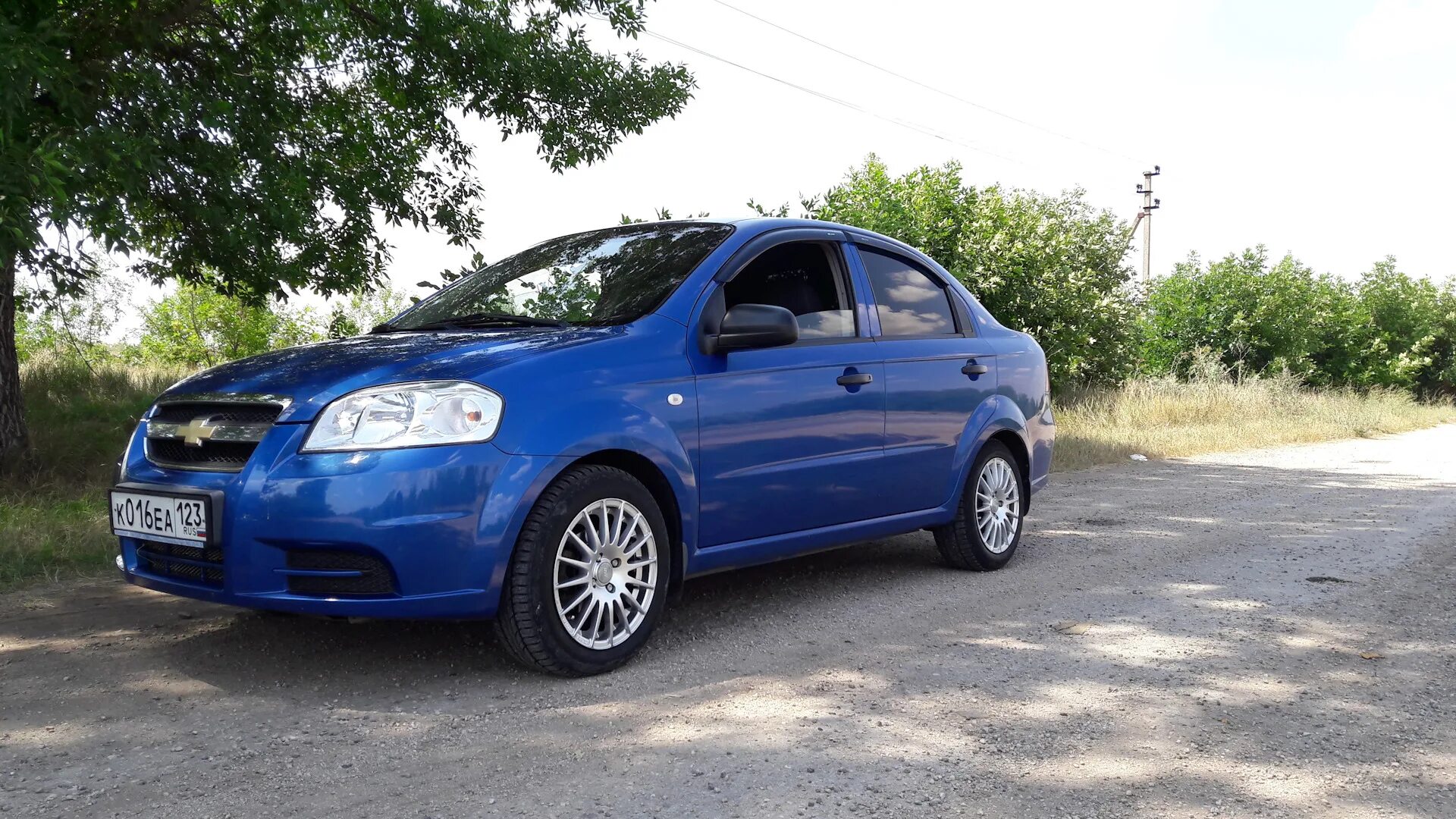 Авео резина размер. Авео т250 r16. Шевроле Авео т250 r15. Авео т250 синей. Chevrolet Aveo t250 голубой.