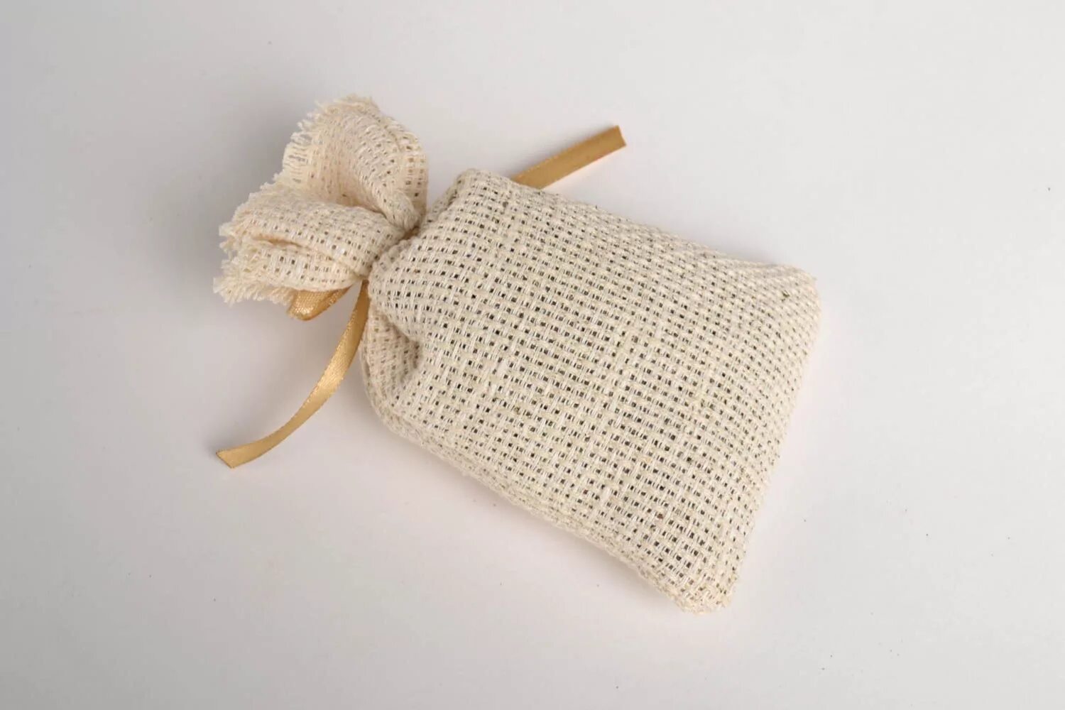 Вязаная сумка мешок. Вязаные мешочки для подарков на новый. Вязаные подарочные мешочки. Вязание мешочек. Вязание мешочек.