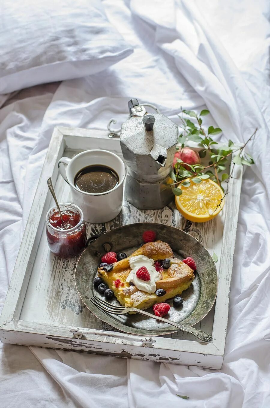 Обед в постель. Красивый завтрак. Романтичный завтрак. Поднос с едой. Приятного завтрака.