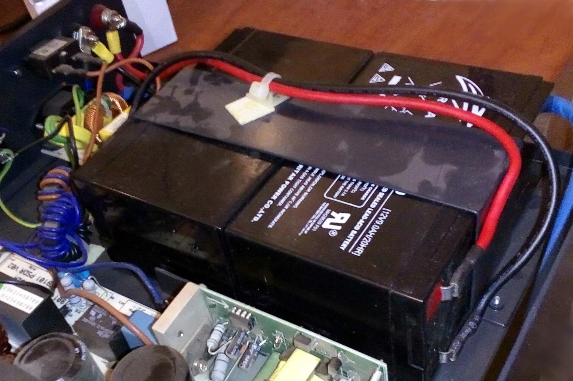 Apc 1500 аккумулятор. Aps 1500 бесперебойник аккумуляторы. apc smart ups sc 1500 аккумулятор. aps 1000 бесперебойник аккумуляторы. apc smart ups sc 1500 соединение батарей.