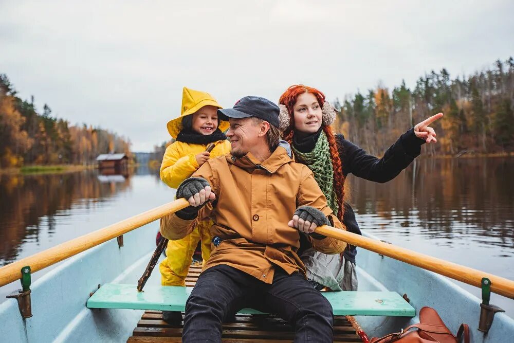 Прогулка по озеру. Карелия лодки прогулка. семья в карелии. туристы в карелии. лодка турист.