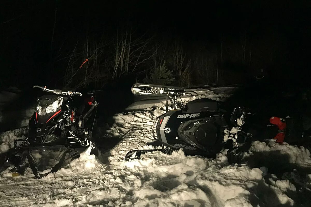 Снегоход перевернулся. Снегоход перевернулся. Водитель снегохода. Снегоход перевернулся. Снегоход буран разбился.
