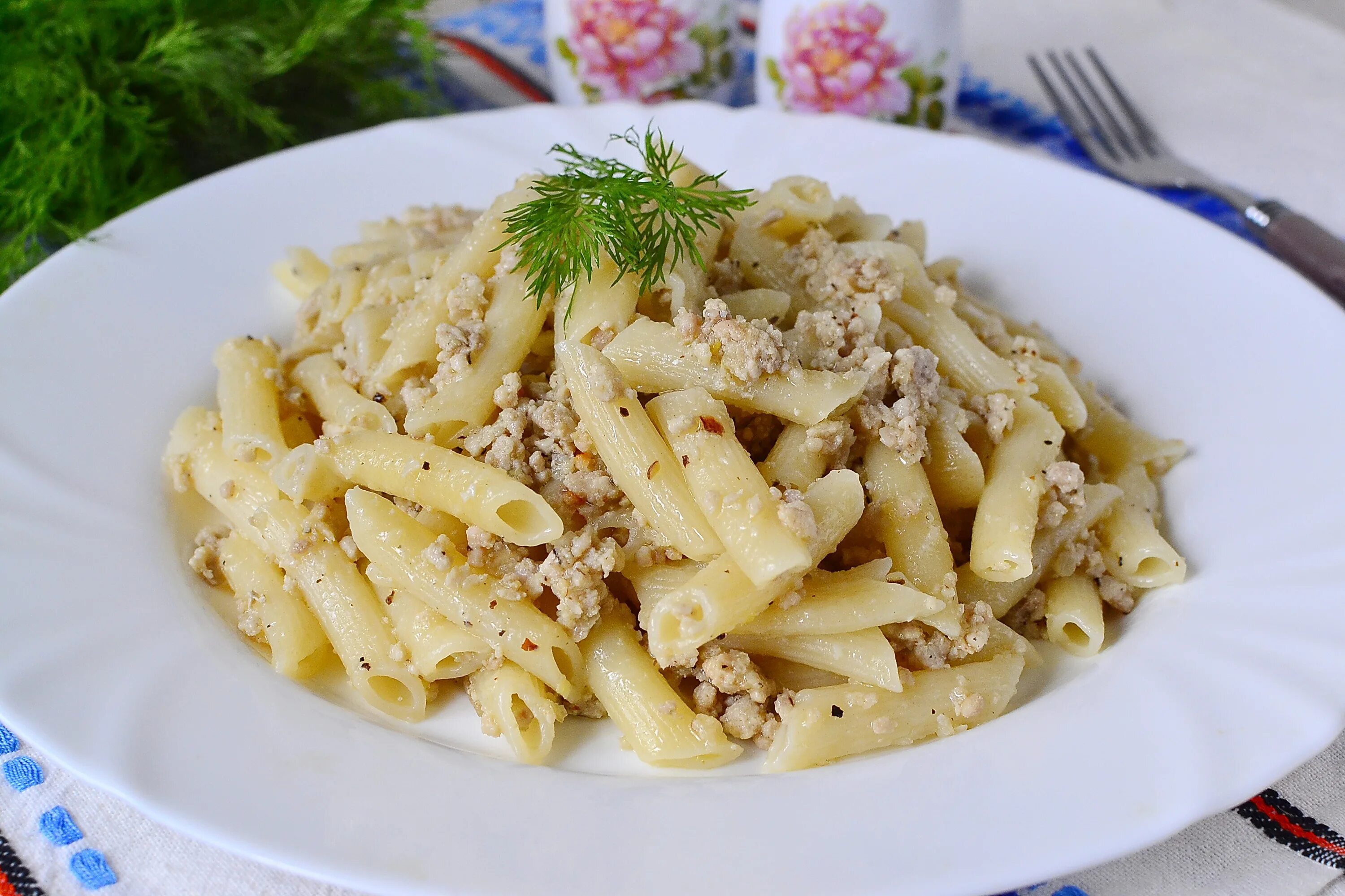 Макароны с тушенкой в мультиварке рецепты. Макароны по флотски. макароны по-флотски с фаршем. макароны по флотски с куриной грудкой. макароны по флотски из куриного фарша.