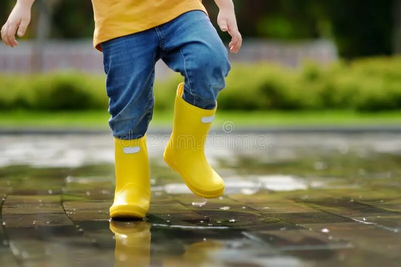 Jump in Puddles. Ребёнок прыгант по лужам. Wellies in Puddle. Autumn Puddles.