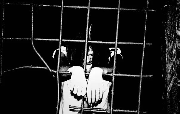 Сижу за решеткой размер. Девушка за решеткой. изображение девушки за решеткой. девушка за решеткой рисунок.