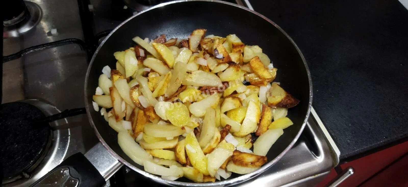 Картофель жареный с мясом. Картофель жареный на сковороде. Маслята с картошкой жареные на сковороде. Жареная картошка с коровниками на сковороде. Жареная картошка.