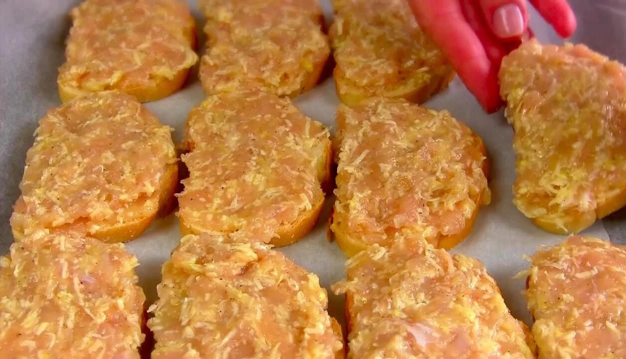 Бутерброд с фаршем и сыром. Горячие бутерброды с фаршем. бутерброды с фаршем на сковороде. горячие бутерброды с фаршем на сковороде. бутерброды из фарша в духовке.