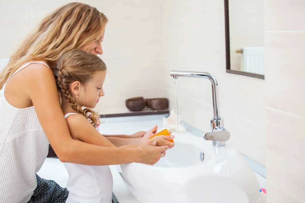 Мама умывает дочь. Мама моет руки ребенку. Мытье рук мама и ребёнок. Малыш умвваетмч с мамой. Мама бреет видео