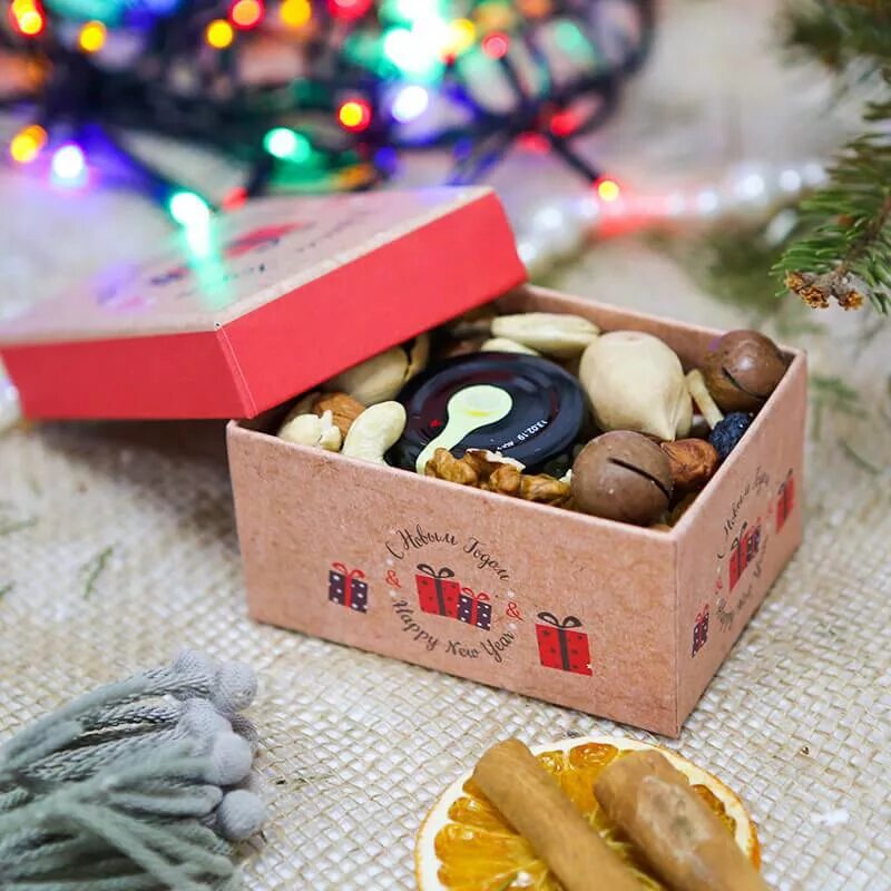 В коробке с елочными игрушками лежит 13. Коробка для елочных игрушек. Хранение елочных игрушек. Набор сладостей на новый год. Коробка для елочных игрушек.