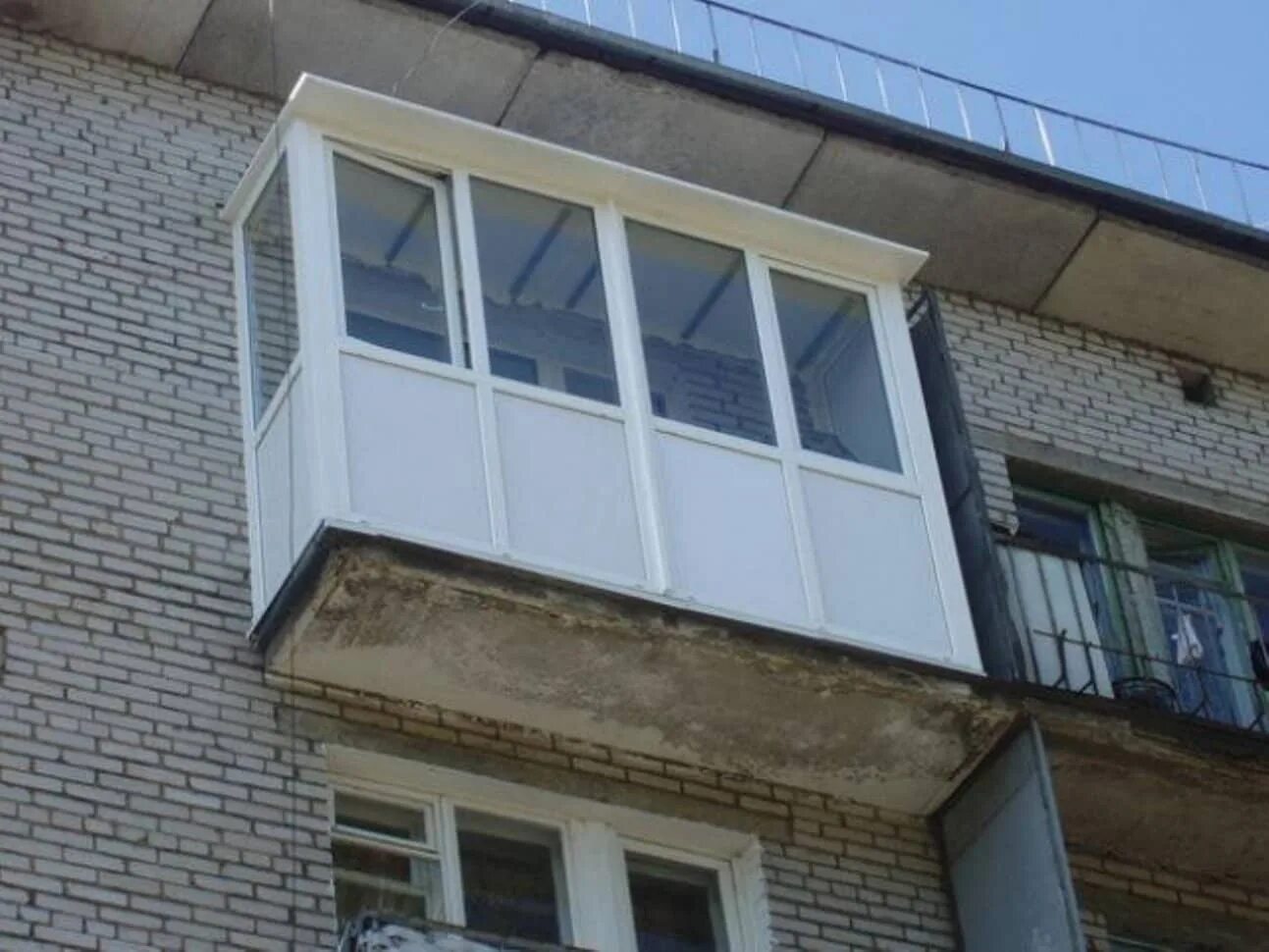 Хрущевка последний этаж. Остекление балконов в хрущевках. Остекленные балконы в хрущевках. Остекленный балкон в хрущевке. Французское остекление балкона.