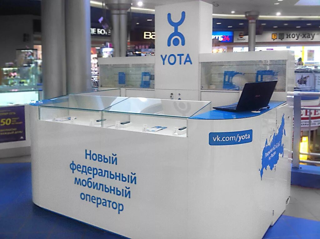 Семейный конструктор yota. Салоны сотовой связи йота. Стенд yota. Конструктор йота реклама. Стойка точка продаж.