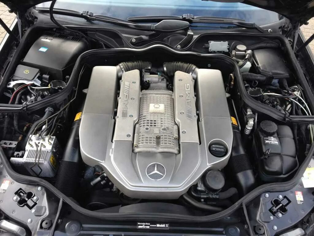Mercedes e двигатели. Mercedes Benz.w211 мотор. Mercedes w211 e500 мотор. Мотор е55 AMG. Двигатель Мерседес 211.