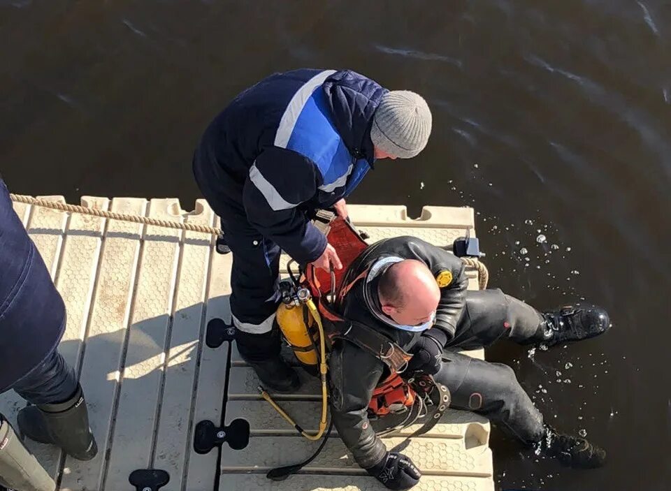 Водолаз на водоканале. Подводный водовод. Водолаз на глубине. Водолаз чинит.