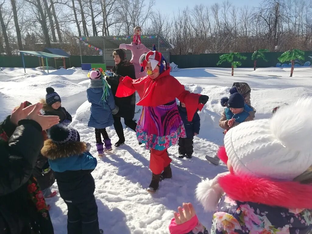 Масленица в детском саду. Масленица праздник в саду. Масленица в детском саду на улице. Развлечение на Масленицу в детском саду. Флешмоб на масленицу в детском саду