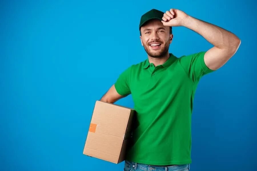 Ой курьер не парень. Delivery. курьер с коробкой. мужчина курьер.