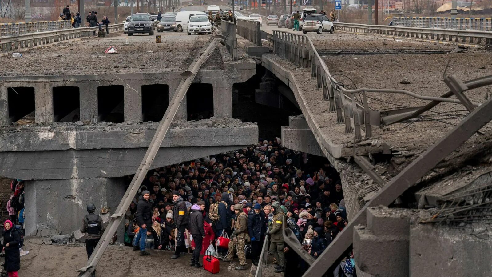 Разрушенный мост. Взорвали мост. Взорванный мост в Мариуполе. Взорвали мост в Украине.