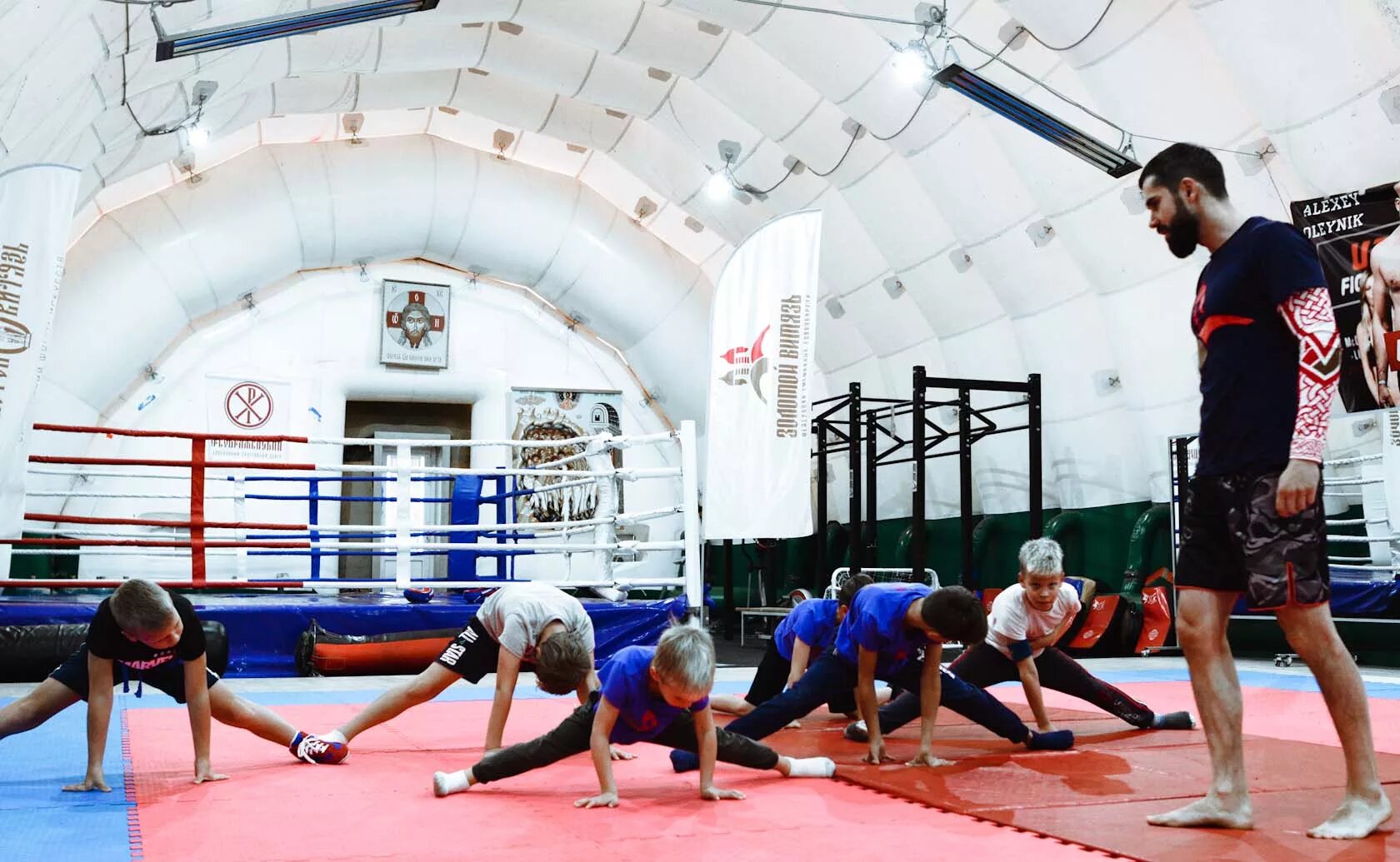 Тренировки по единоборствам. Смешанные единоборства дети. Тренировки смешанных единоборств. Спортивный зал для смешанных единоборств. Смешанные единоборства дети тренировка.