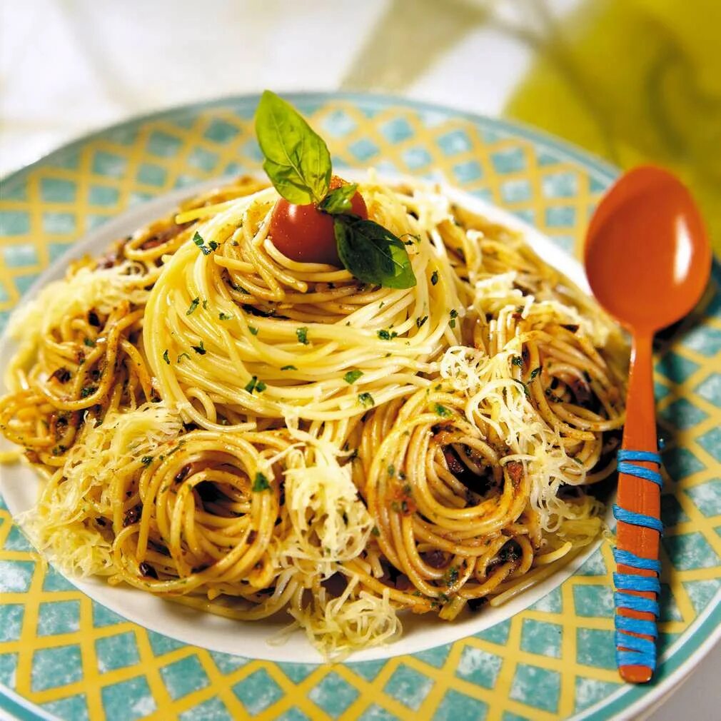 Классическая итальянская паста рецепт. Здоровые макароны. Пипино спагети. Спагетти с кальмарами и вялеными томатами сыроварня. Спагети фарнсуская кухня.