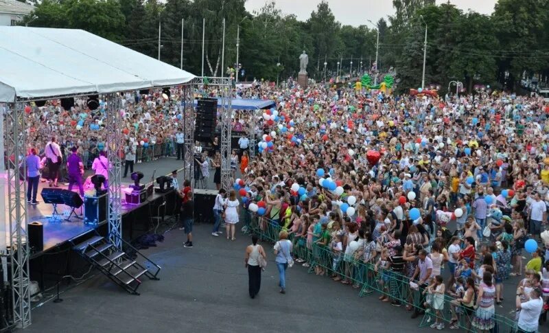Знаменитости из губкина. С днем металлурга. Губкин день металлурга 2022. День металлурга губкин. День металлурга губкин.