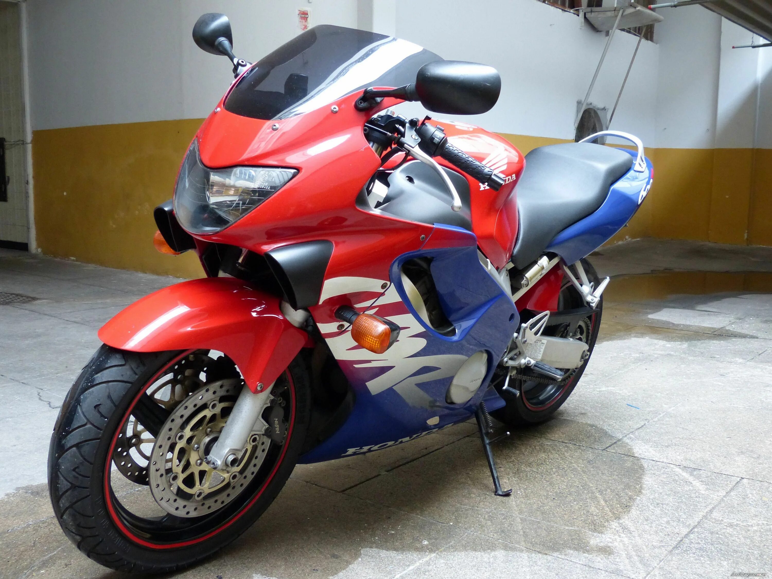 Сбр ф 4. Honda cbr 600f. honda f4 600. хонда сбр 600 ф. honda cbr 600 f4i.