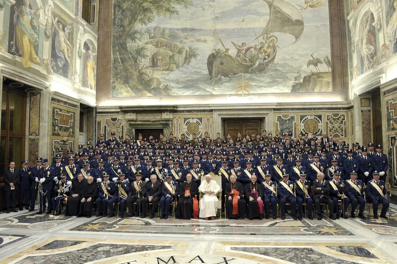 2 курия. Жандармерия Ватикана. Курия в Ватикане. Папская Курия. Полиция Ватикана.