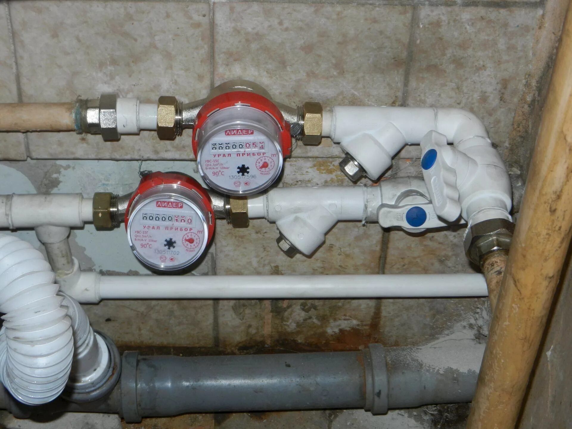 схема подключения водосчетчика с обратным клапаном. установка счетчиков холодной и горячей. счетчик воды. установка счетчиков холодной и горячей. счетчики хвс и гвс.