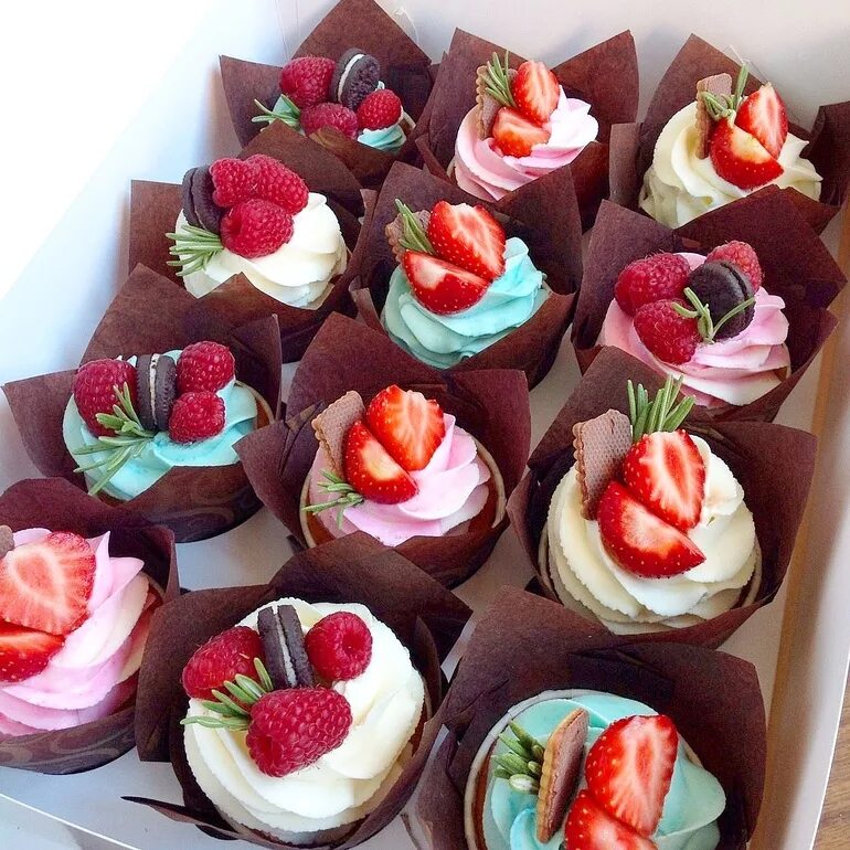 Украшение капкейков. Красивое украшение капкейков. Пирожные на день рождения девочке. Капкейки. Капкейки на день рождения девушке.