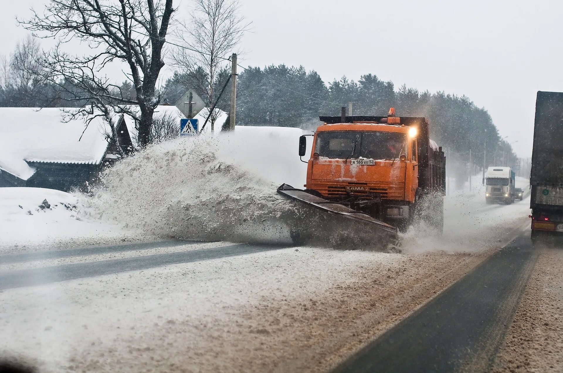 Дорога очищена от снега. Уборка снега на дорогах. Расчистка дорог от снега. Очистка снега дороги. Дорожная служба.