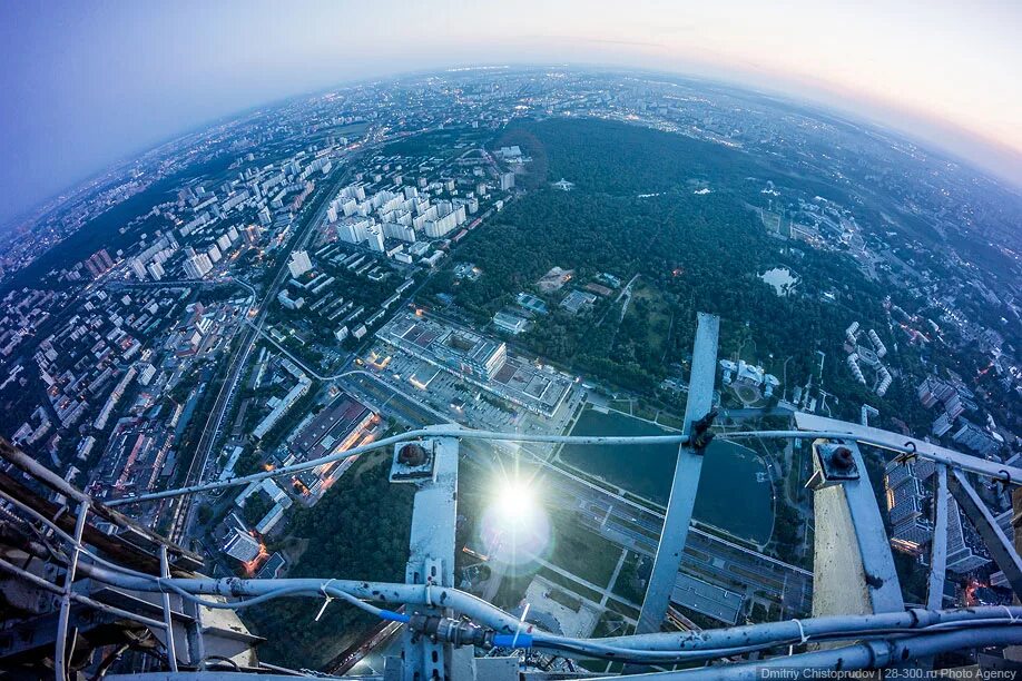 С высоты 1 час. Вид Москвы с Останкинской телебашни. Вид с Останкинской башни на Москву. Вид телебашни Останкино. Останкинская башня вид сверху.