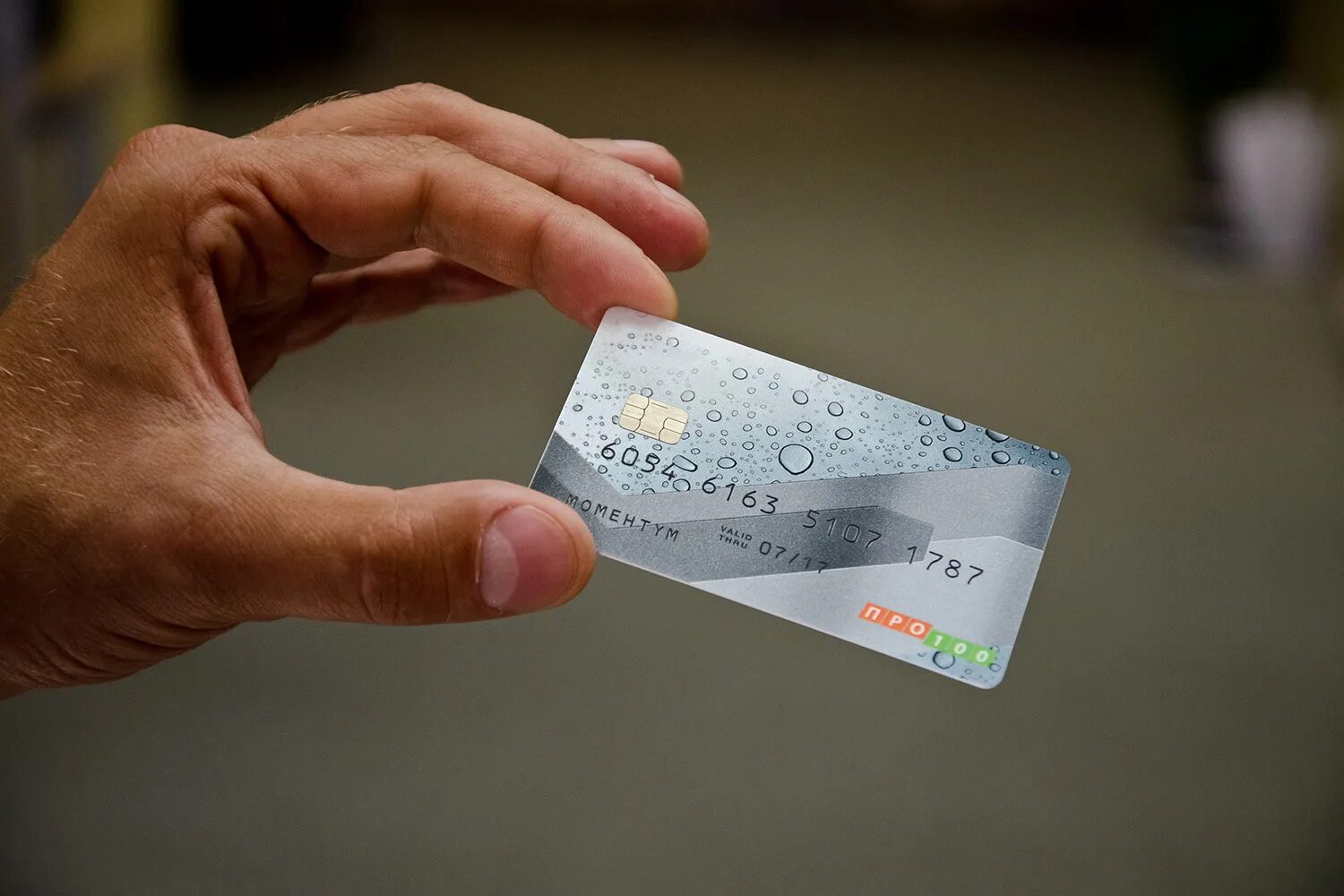 банковская карта и наличные. банковская карта. карточка сбербанка. деньги пластиковые карты. банковская карточка.