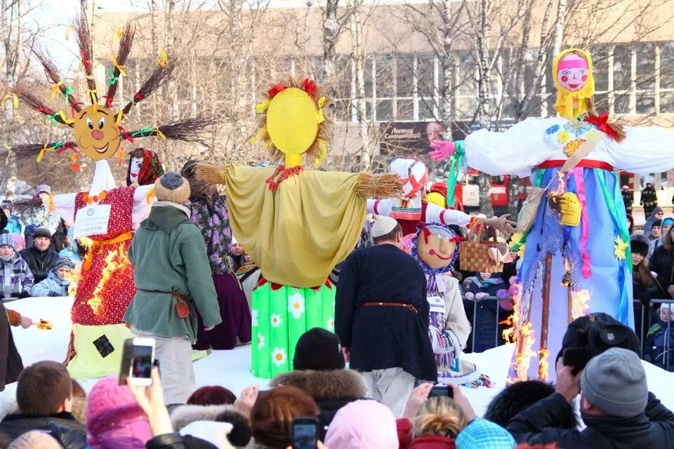 Герои масленицы для сценария. Масленица гуляние в Сыктывкаре. Народные гуляния «широкая Масленица» в парке «Берендеевка». Украшение территории на Масленицу. Чучело на Масленицу.