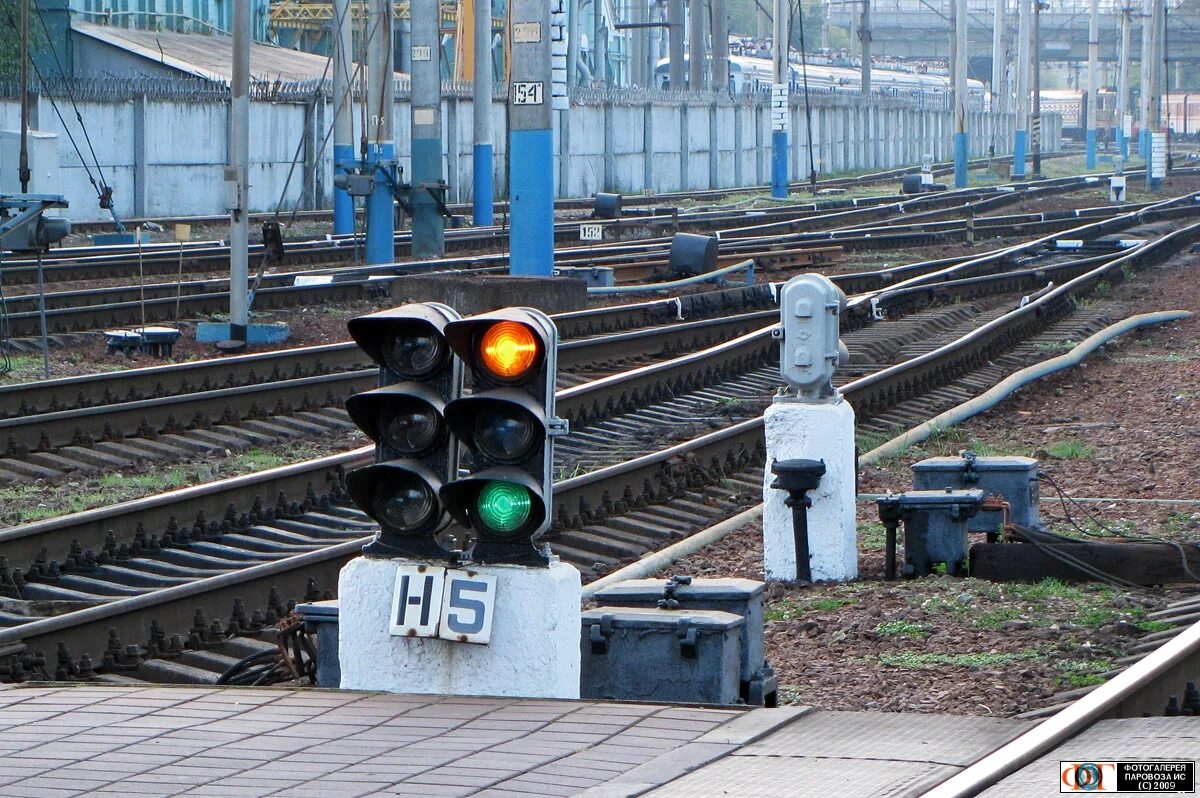 Сигнализация на железной дороге. СЦБ на Железнодорожном транспорте. Автоматика и телемеханика на Железнодорожном транспорте. Маневровый светофор СЦБ. СЦБ на железной дороге что это.