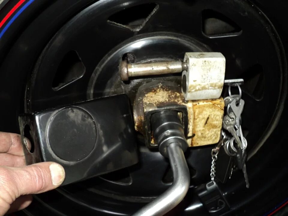 Как снять замок с запаски Ремонт фиксатора запаски Lada Ларгус, 1,6 л, 2013 года поломка DRIVE2