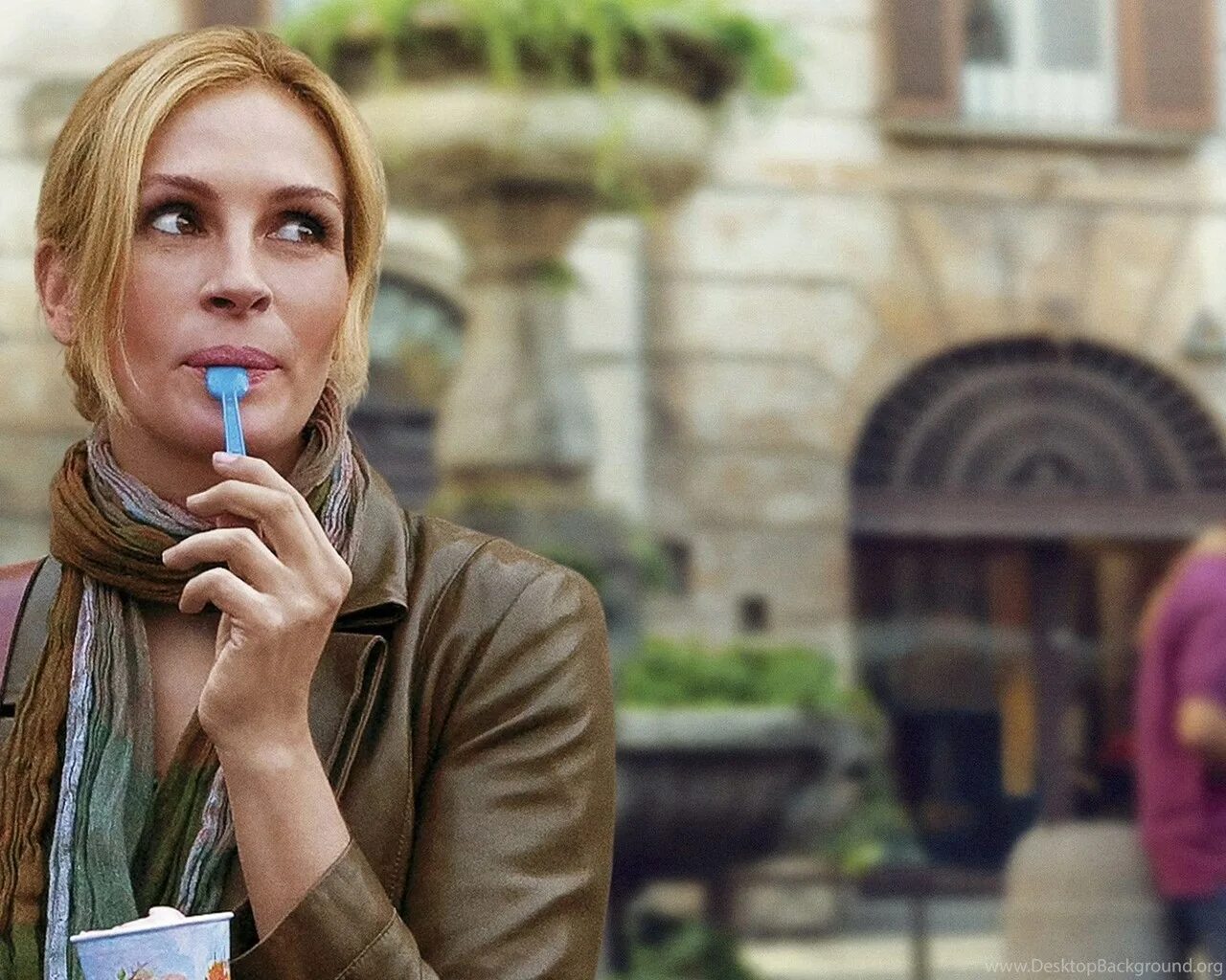 Хавьер бардем и джулия робертс фильм. Ешь, молись, люби фильм 2010. Кадр из фильма ешь молись люби. Eat pray love movie poster. Джулия робертс в фильме ешь молись люби.